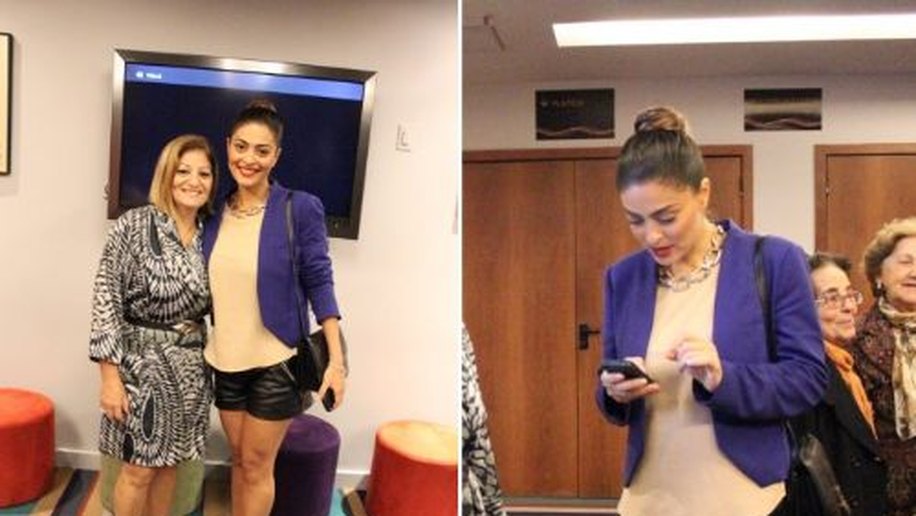 De shortinho, Juliana Paes vai a teatro com a mãe
