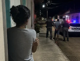 Homem é preso após agredir ex-companheira na frente dos filhos em Craíbas