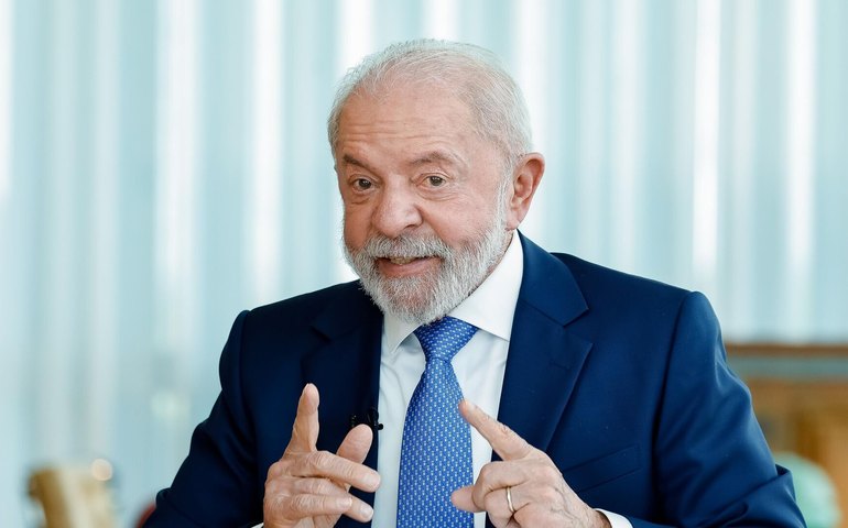 Lula sanciona lei que proíbe descontos indevidos no INSS, mas veta ressarcimento direto