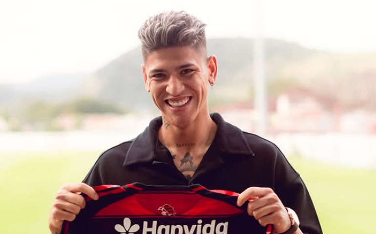Carrascal revela sonho antigo ao vestir a camisa do Flamengo: 'Melhor decisão'