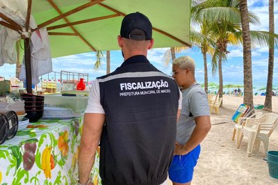 Ação integrada orienta ambulantes na faixa de areia da orla marítima de Maceió