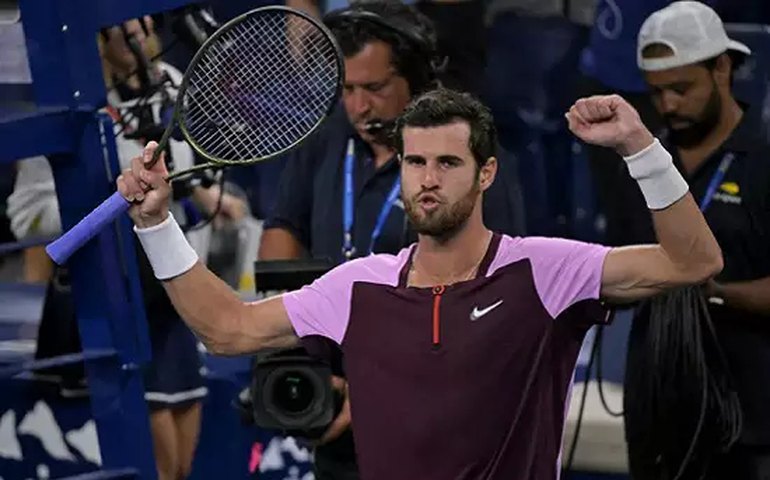 Khachanov derruba Kyrgios e celebra vitória em ‘jogo maluco’ no US Open