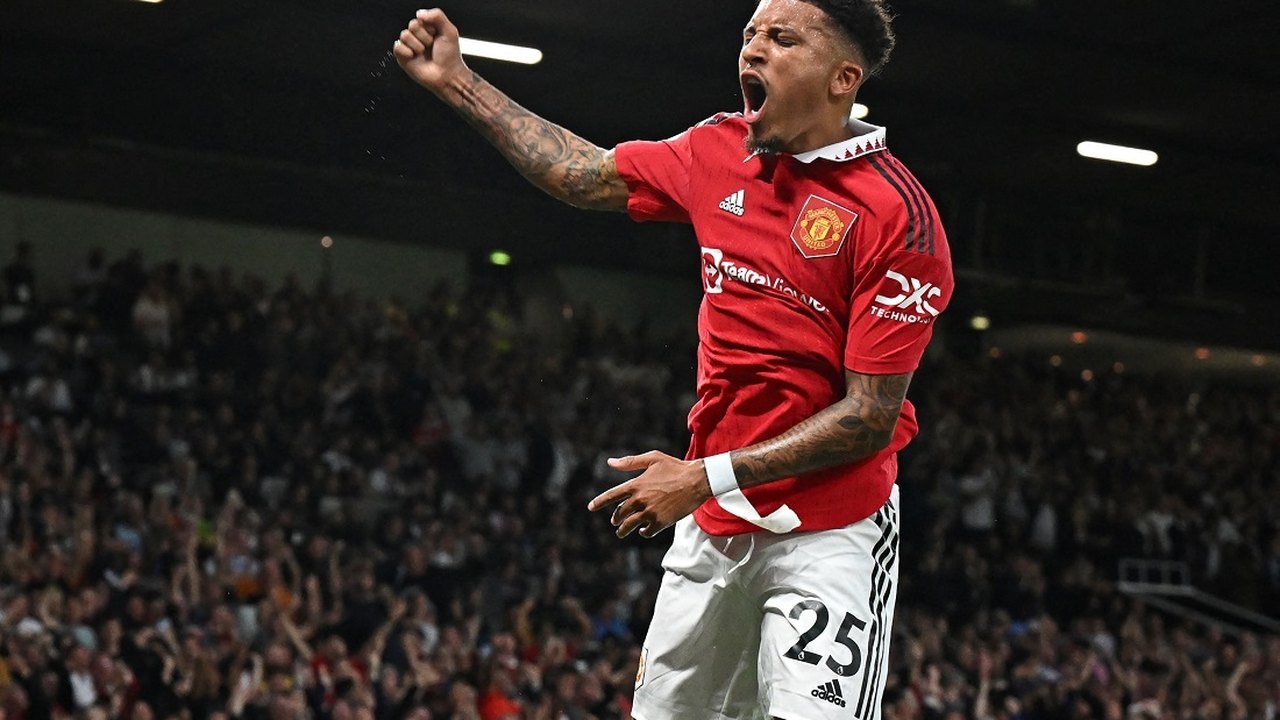 Com Casemiro nos camarotes, Manchester United vence o clássico com o Liverpool
