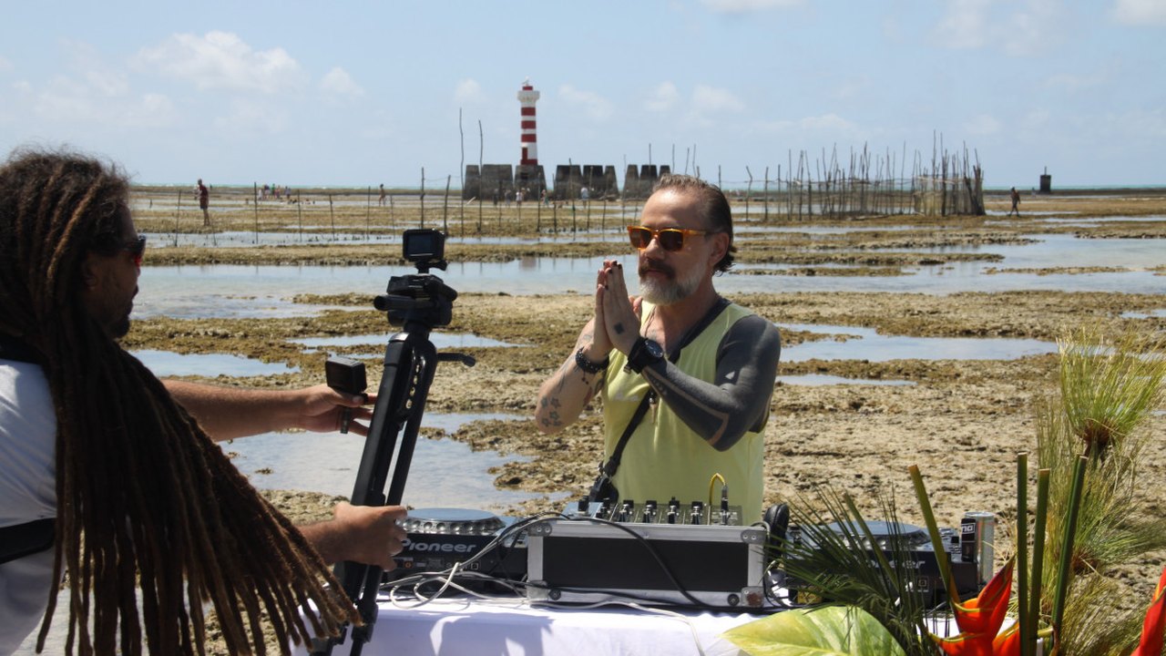 Bacana Music celebra 25 anos de carreira e lança live filmada no Farol de Ponta Verde