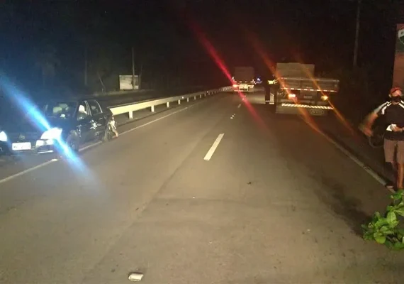 Colisão entre carro e motocicleta deixa um morto e dois feridos, na AL-101 Sul