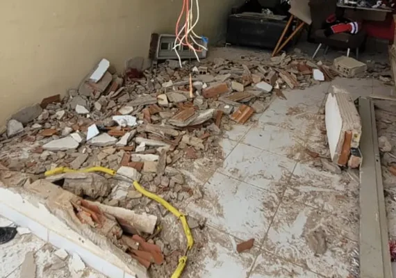 Jovem fica ferido após carro colidir com residência em Marechal Deodoro