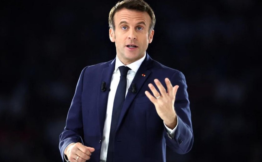 Macron afirma que será 'inflexível' com proibição de vestir abayas e qamis em salas de aula na França