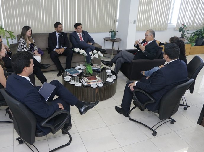 Presidente do TRT recebe visita de juízes responsáveis pelo processo da Laginha