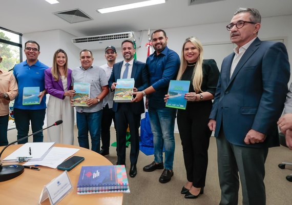 Governo entrega Planos Diretores de Japaratinga e Piranhas e assina convênio para o Programa de Gestão Territorial de Coruripe