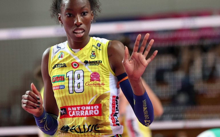 Melhor bloqueadora da Liga das Nações, Carol projeta duelo com a italiana Egonu