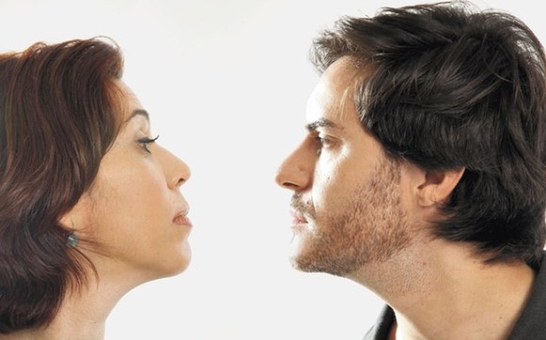 Maria Clara Gueiros e Ricardo Tozzi vivem casal engraçado e em crise