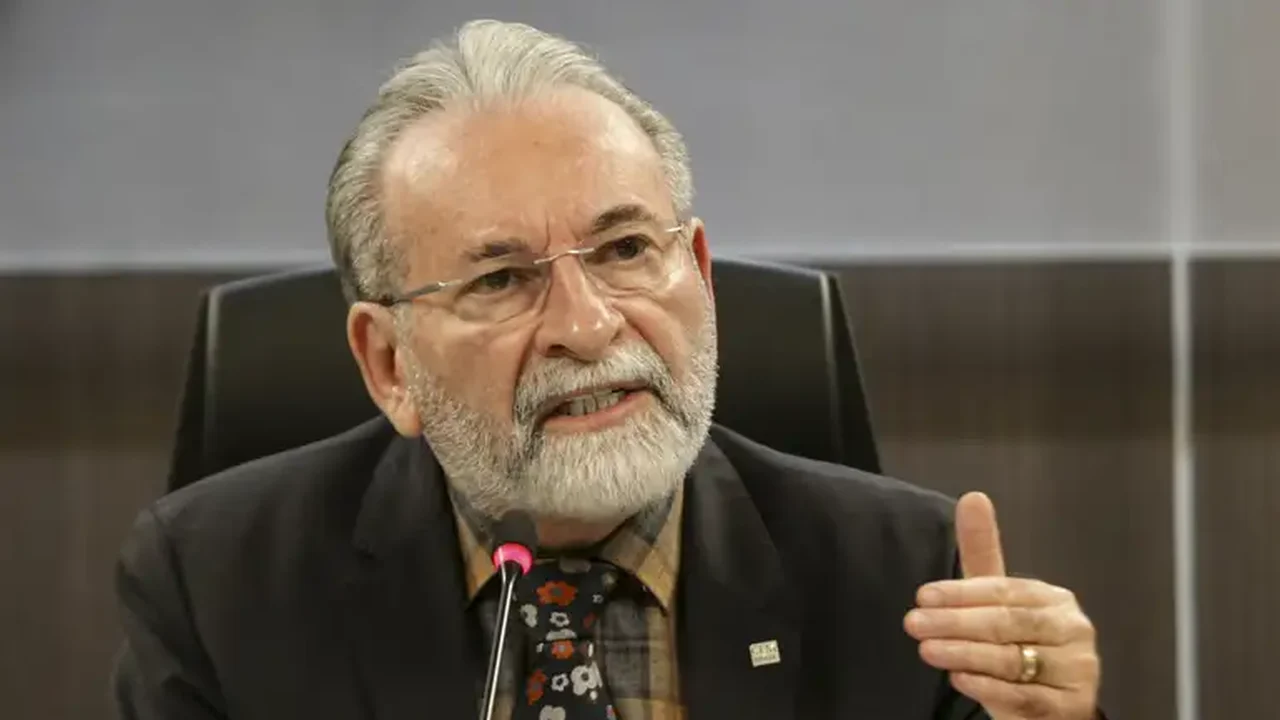 Presidente do CFM alerta para desempenho crítico de alunos de Medicina e risco à saúde pública