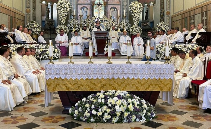 Seminaristas, padres e o arcebispo na Catedral Metropolitana de Maceió