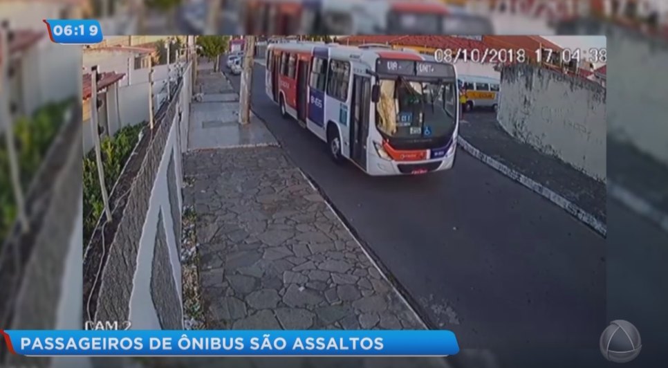 Três jovens são presos suspeitos de assalto a ônibus