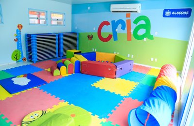 Secretária de Estado da Educação visita Creche Cria na Grota do Cigano