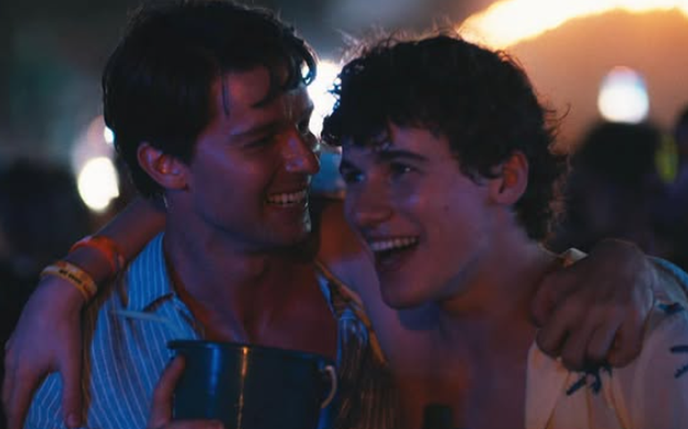 Atores de 'The White Lotus' comentam beijo controverso da série