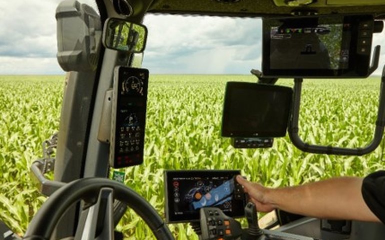 Alunos de escolas técnicas (ETECs) participam de aulas práticas com máquinas agrícolas com alta tecnologia da AGCO