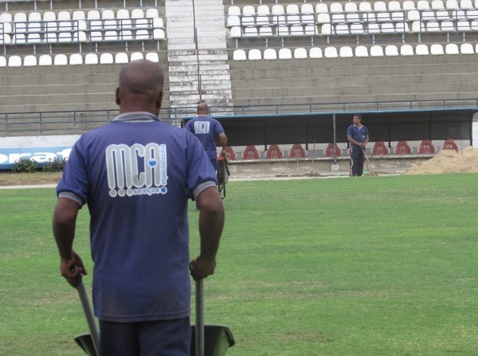 Gramado do Estádio Rei Pelé passa por reparos para temporada 2017