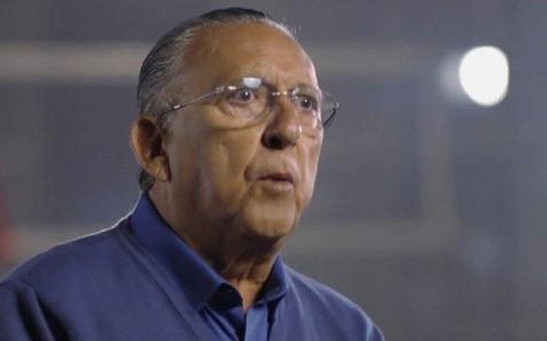 Na semana das Olimpíadas, Galvão Bueno celebra 74 anos em Paris e ganha surpresa: 'Adoro um mico', diz esposa