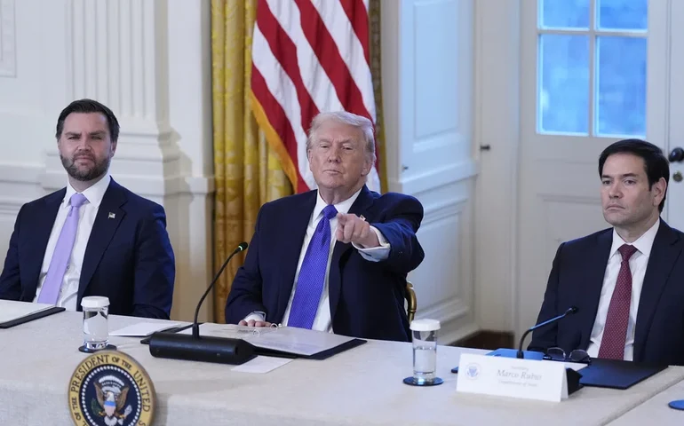 Trump assina ordem executiva destinada a proteger o dinheiro do petróleo venezuelano