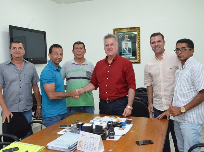 Prefeito de Joaquim Beltrão recebe no gabinete o novo técnico do Coruripe