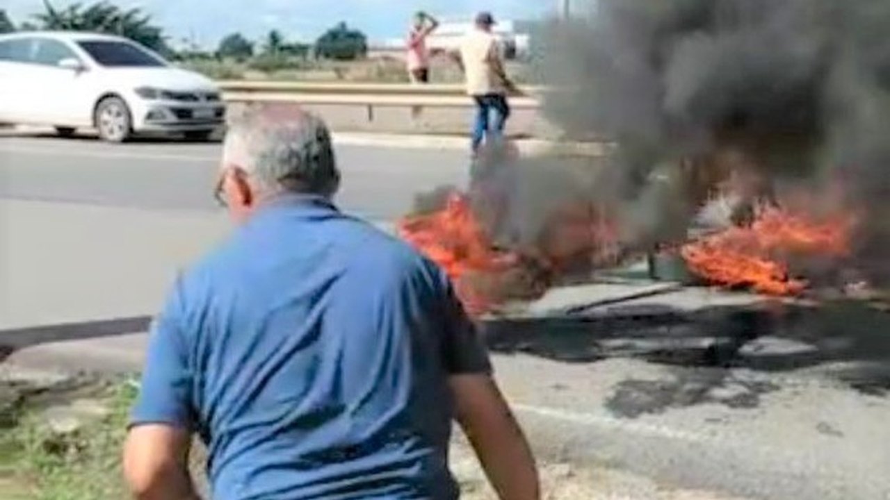 Moradores bloqueiam rodovia e pedem sinalização da AL 220