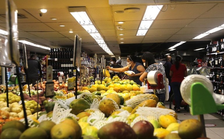 Mamão e leite lideram alta no IPCA-15; veja ranking dos itens que mais subiram