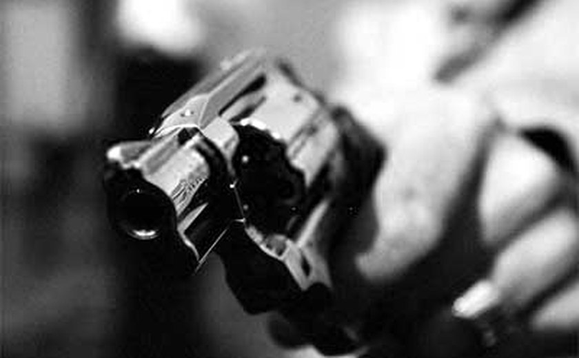 Homem é assassinado a tiros dentro de casa na cidade de Arapiraca
