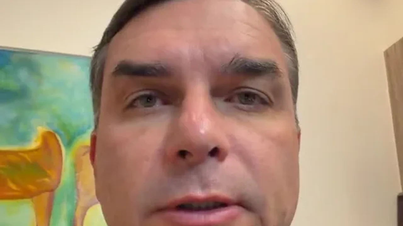 Flávio Bolsonaro acusa Moraes de articular para tornar Eduardo inelegível