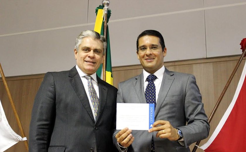 Secretário Christian Teixeira é homenageado por servidores públicos estaduais