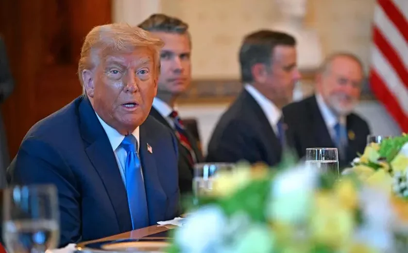 Trump confirma envio de armas à Ucrânia e critica Putin