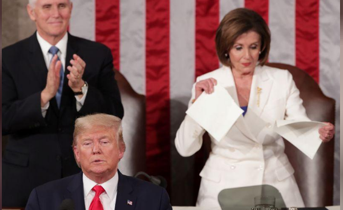 Nancy Pelosi rasga cópia do discurso sobre o Estado da União feito pelo presidente norte-americano, Donald Trump