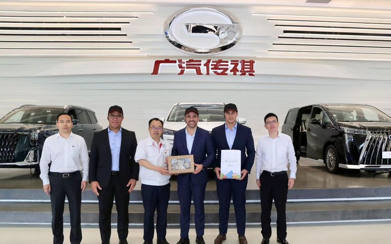 Governador visita fábrica de carros elétricos e faz convite por missão chinesa em Alagoas