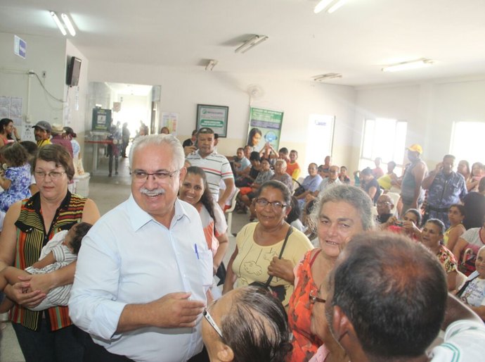 Em visita surpresa ao CRIA, Rogério Teófilo ouve pacientes e funcionários