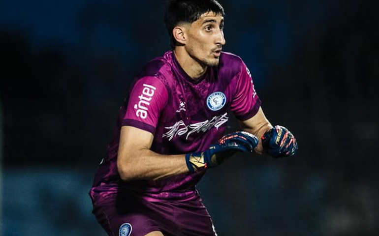 Goleiro argentino marca gol histórico pelo Cerro Largo