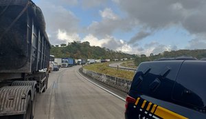 Acidente deixou o trânsito lento na rodovia em Junqueiro / Foto: Ascom PRF-AL