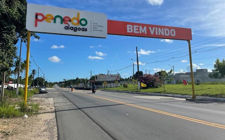 Novos portais são instalados nos acessos a Penedo