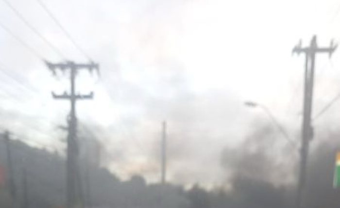 Avenida Afrânio Lages na Cambona foi fechada com pneus em chamas Avenida Afrânio Lages na Cambona foi fechada com pneus em chamas