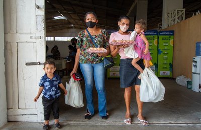 Serta e Prefeitura de Santana distribuem 137 cestas de alimentos para famílias carentes
