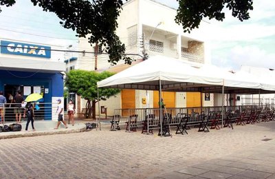 Prefeitura instala tendas de proteção para evitar aglomerações e filas em frente à agência da Caixa