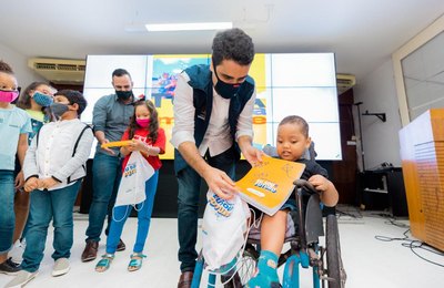 Prefeito de Maceió, JHC, recebe crianças e reafirma compromisso com a infância