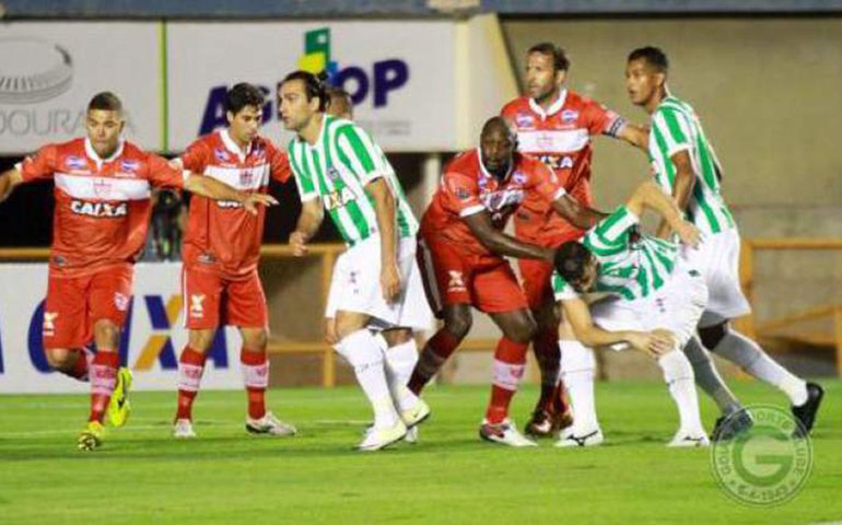 CRB perde muitos gols e é derrotado pelo Goiás