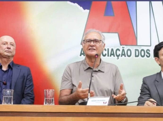 Em reunião com prefeitos, Renan confirma que vai disputar reeleição ao Senado em 2026