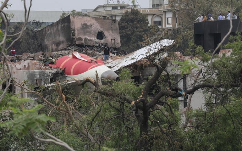 Índia recupera caixa-preta de avião em Ahmedabad
