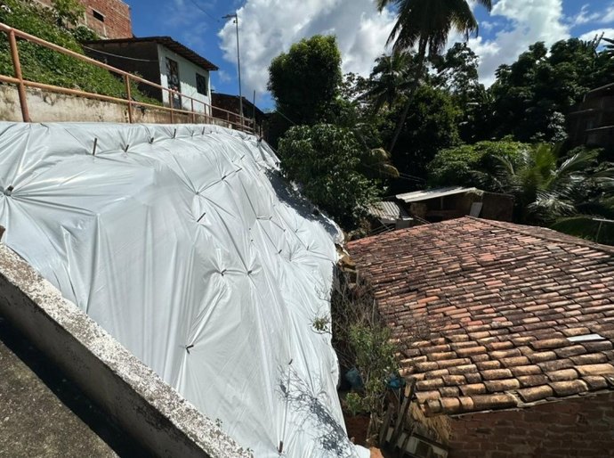 Maceió intensifica proteção de encostas com aplicação preventiva de lonas