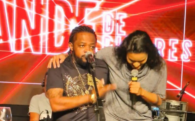 Cantora alagoana Tanne Dely canta com Xande de Pilares no Bar da Alcione, no Rio de Janeiro