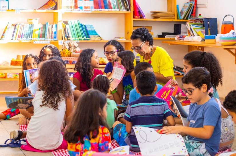 Prefeitura leva a magia da leitura às Arapiraquinhas com projeto “Brincando de Ler no Jardim de Histórias”