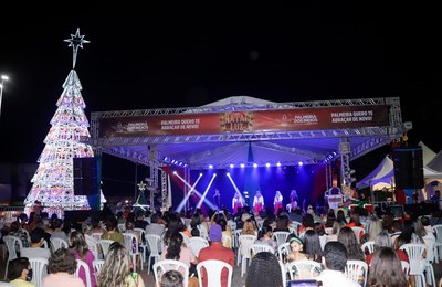 Segunda noite do Natal Luz encanta público na Praça da Independência, em Palmeira