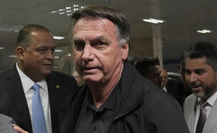 Bolsonaro tem 'piora clínica' na UTI, diz boletim médico Bolsonaro tem 'piora clínica' na UTI, diz boletim médico