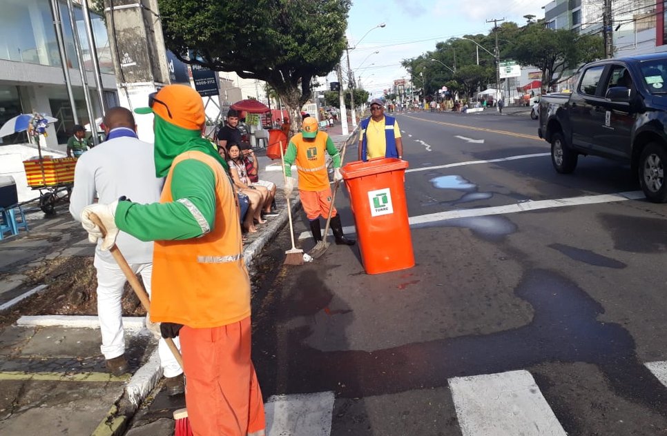 AGENTES DE LIMPEZA NA AVENIDA